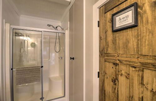 Lakefront Greers Ferry Cabin with Covered Boat Slip! - Foto 18