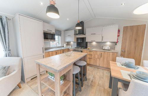 Tastefully decorated lodge on popular holiday park, easy access to Lakes and Dales and free parking - Foto 7