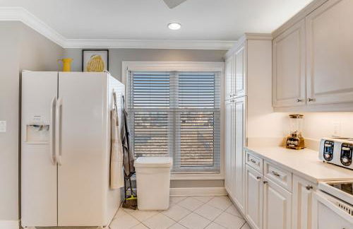 Dog-friendly beachfront dream with a wet bar & two furnished balconies - Foto 20