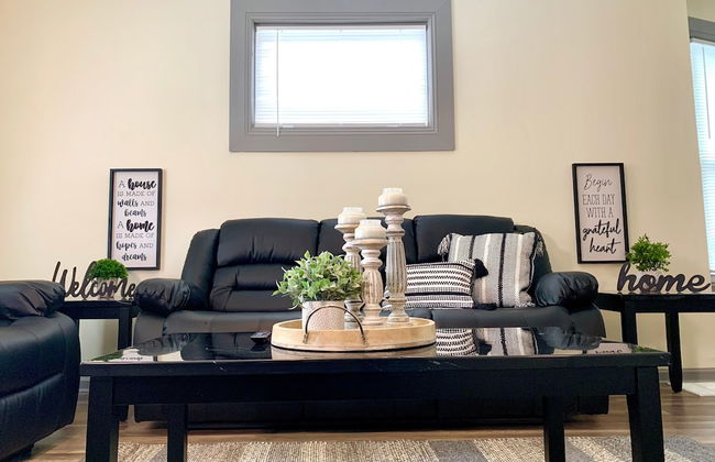 The Eastside Manor - Private Yard & Parking, Near Falls & Casino by Niagara Hospitality - Photo 17