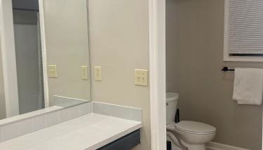 Charming Condo Near WFU and Hospitals, Full Kitchen, Strong WiFi, In-Unit Laundry - Foto 5