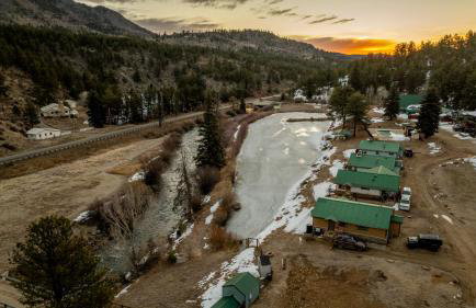 Cozy Riverfront Cabin with Fireplace & Deck - Foto 47