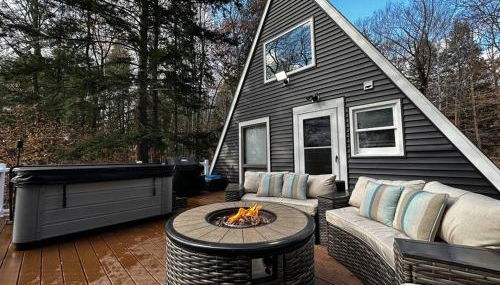 NEW! Cozy & Modern A-Frame in the woods w/HOT TUB - Foto 1