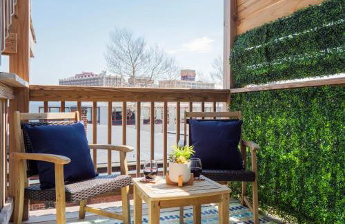 Jennifer's Chic 2nd Floor Apt Private Deck w Views - Photo 29