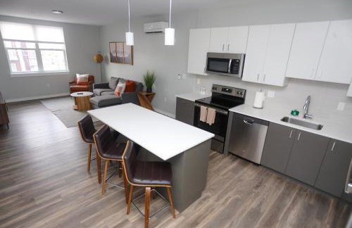 Luxury Apartment with Gym, Steps From Commuter Rail #3013 - Foto 12