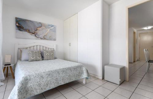 Apartamento com varanda de frente para o MAR - Angra dos Reis - Shopping Piratas - Portaria 24hs - Foto 14