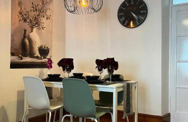 3BDR Town House in the Heart of Holyhead - Free Onsite Parking - Foto 3