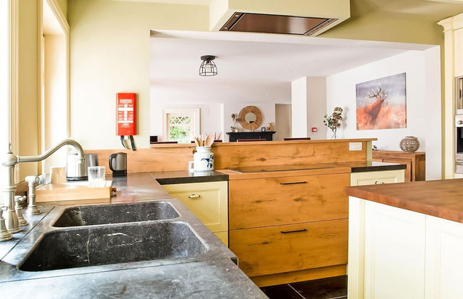 Majestic Villa With Pool and Sauna - Photo 15