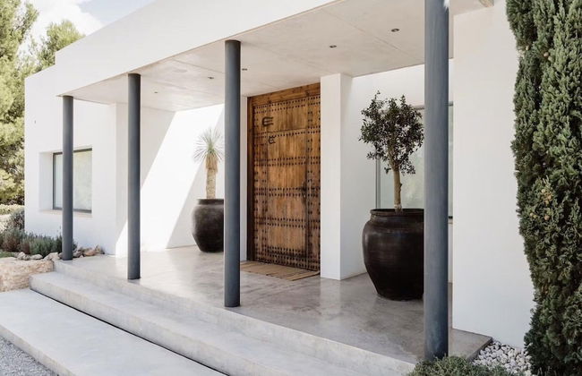 Modern Villa With Minimalistic Decor - Photo 39