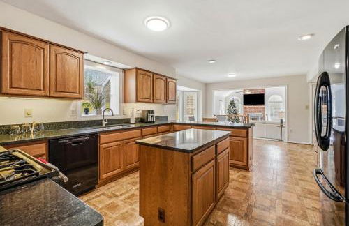 Bright Family Retreat with Private Backyard & Loft - Foto 6