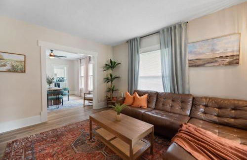 Beautiful 2 Bed 1 Bath home near College Hill - Photo 5