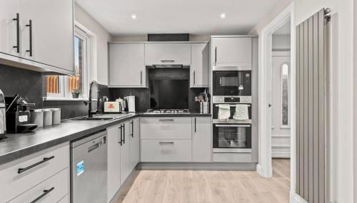 Polmont Haven: Spacious 4- Bedroom Retreat - Foto 3, stove, toaster