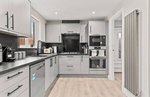 Polmont Haven: Spacious 4- Bedroom Retreat - Foto 3