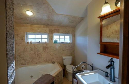 Scenic Mountain Cabin with Creekside Deck & Outdoor Fireplace near North Meadow Creek, Montana - Foto 28