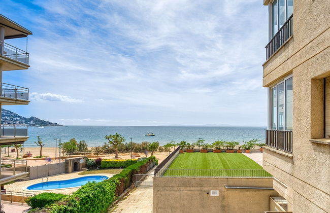 Apartment in Roses Near Platja del Eastrell - Photo 1