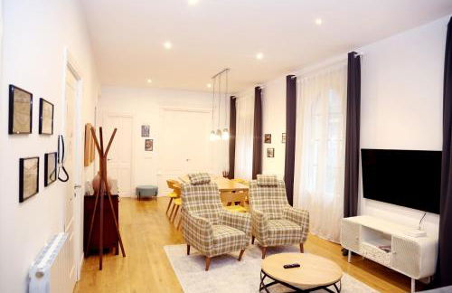 PISO EXCLUSIVO FRENTE AL CASCO VIEJO CON PARKING GRATIs - Foto 2