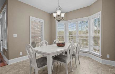 Sleeps 22, Lakefront w/ Private Dock & Pool, 2 Houses Lake Living by Avantstay - Foto 42