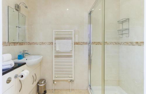 Rookley Farm Lodge Charming Manor Pool House with Heated Pool, Tennis Court & Gardens - Isle of Wight Rural Countryside Escape - Foto 43