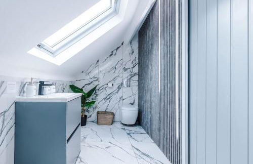 Incredible Home With Games Room, Sleeps 8, Parking Included, Perfect For Groups, Families, Contractors, Professionals - Photo 74