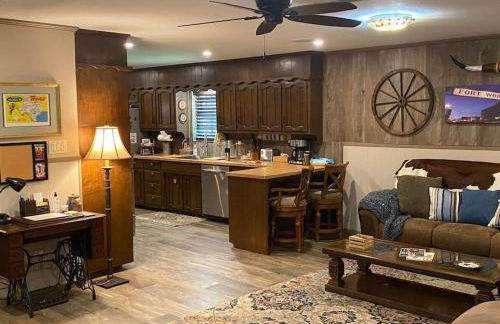 StockYards! Walk 3 Blocks-Ranch House sleeps 8 - Foto 12