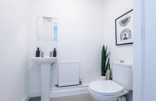 NEW!- GORTON PLACE By Greenstay Serviced Accommodation - 4 Bed 3 Bath House In Manchester - FREE Parking - FAST 250 Mbps Wi-Fi - Ideal for Contractors, Business Travellers & Relocations - Close to City Centre, Airport, Etihad Stadium - LONG STAYS WELCOME - Foto 16