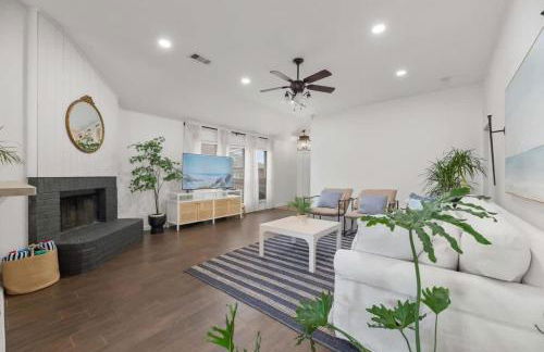 Sunny 4BR with Backyard Oasis - 15 Min to Lakes - Foto 2