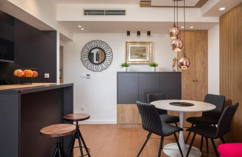 V Luxury Apartment - Photo 14