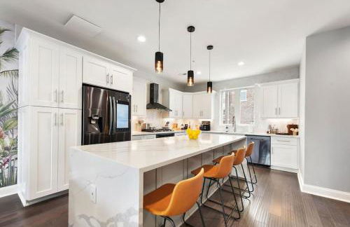 HostWise Stays - The Charlotte - Rooftop patio, Garage Parking, Prime Location, Large 3 Story Home - Foto 2