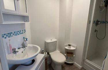 Spacious 2-Bedroom Flat Near Shops & Transport - Photo 11