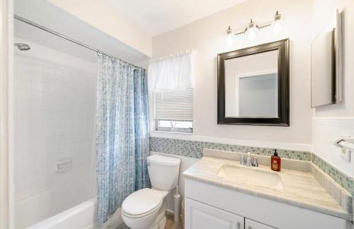 Stylish coastal retreat with Heated Saltwater pool - Foto 21