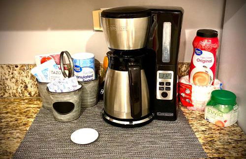 First Class Treatment Luxurious end unit Patio Pool Restaurant Bar on premises Steps away from Everything else! Spacious Condo Stocked with all You Need! - Foto 7