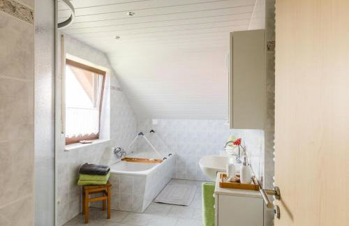 Apartment mit Parkplatz und Fahrradunterstellmöglichkeit mit Balkon nah am Wald by Interhome - Foto 19