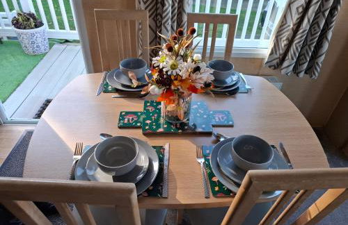 Caravan with hot tub at Tattershall lakes - Foto 7