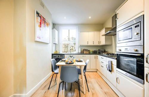 Modern 2BR Apartment for Contractors, Balcony & Fast Wi-Fi, W6 - Foto 14