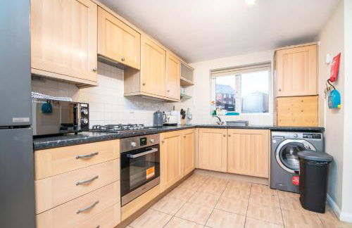 6 bed house with free secure parking & 3 bathrooms - Photo 1