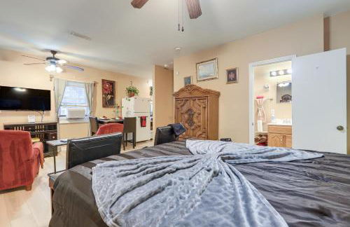 Charming Stone Mountain Studio Deck and No Steps - Foto 17