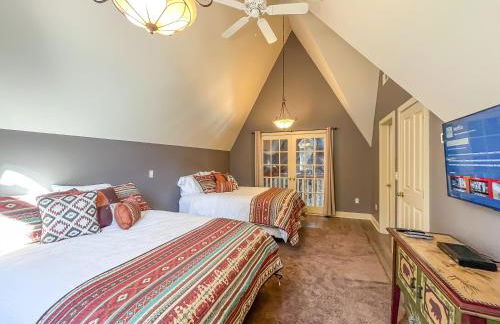 Luxury Stunning Mountaintop Home with Hot Tub and Lake Views - Foto 23