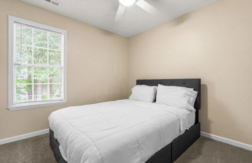 Spacious 3BR Retreat Perfect for Groups Near Downtown - Foto 13