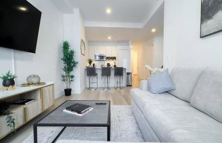 Stylish 3BR Luxury Retreat in the Heart of FiDi - Photo 1