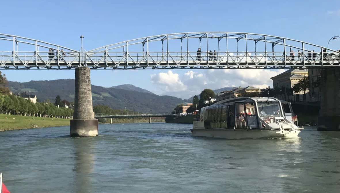 Sailing to the palace