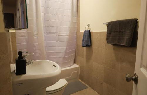 Family Friendly 4BR 2BA in Prime NYC Location - Foto 15