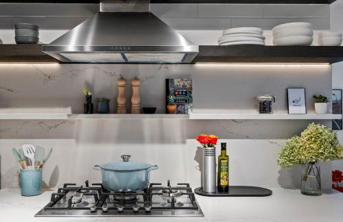 Modern 2BR Brooklyn Retreat Near Manhattan with Private Backyard - Photo 24