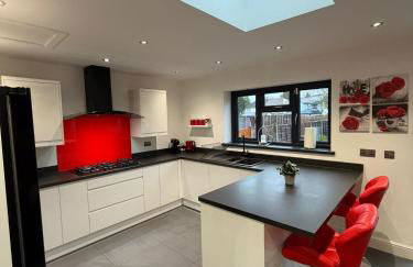 Modern 5 Bedroom Home in Solihull - Entire House - Garden - Contractors - Relocators - Family - NEC - BHX -Sleeps 9 - Foto 8