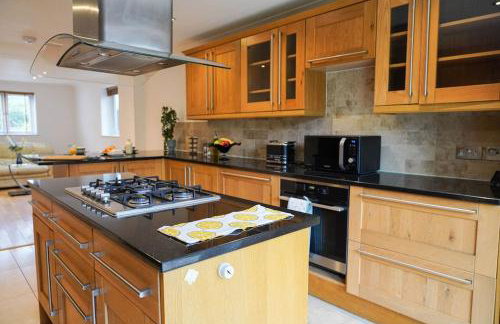 Large 4-bed house for up to 7 guests w 2x parking - Foto 8