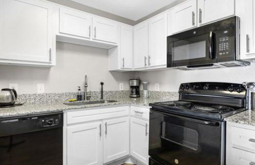 2BR Spacious Getaway Near Dwntown, Pool, UT Austin - Foto 20