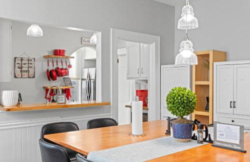 Luxe Suite with Pool Table, King Bed, 3 TVs, & Free Parking - Foto 13