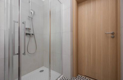 Bright Apartments with Air Conditioning, close to the Metro Station and PGE National by Noclegi Renters - Foto 19