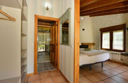 Piscina climatizada y cubierta 365 dias en Casa Rural con Encanto El Puentuco una de las casas mas valoradas de Cantabria - Foto 39