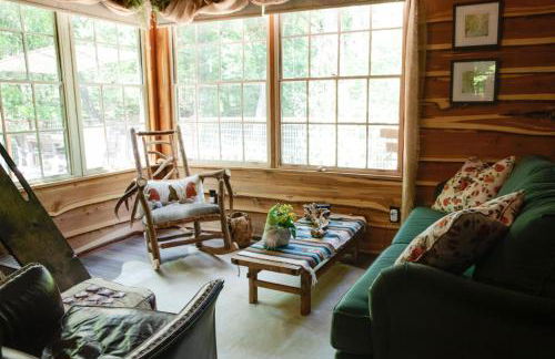 Hobbit Treehouse with waterfall on the Brazos River! 350 acres! Tubing! Petting zoo! - Foto 21