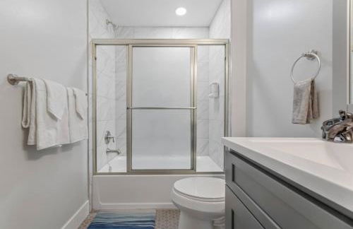 Apt+ 2 Queens+Bunkbed+Free Parking 55"TV - Photo 27